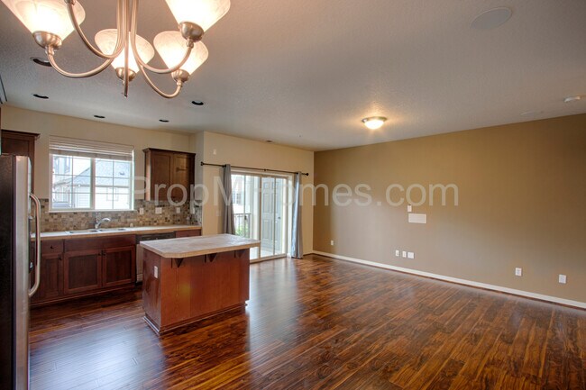 Foto del edificio - Stunning 2-Bedroom Townhouse with Access t...