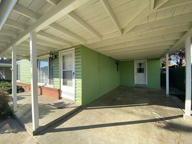 Foto del edificio - Action Properties RES Inc offering- Central Roseville - 2 Bed, 1 Bath - Separate Living and Famil...
