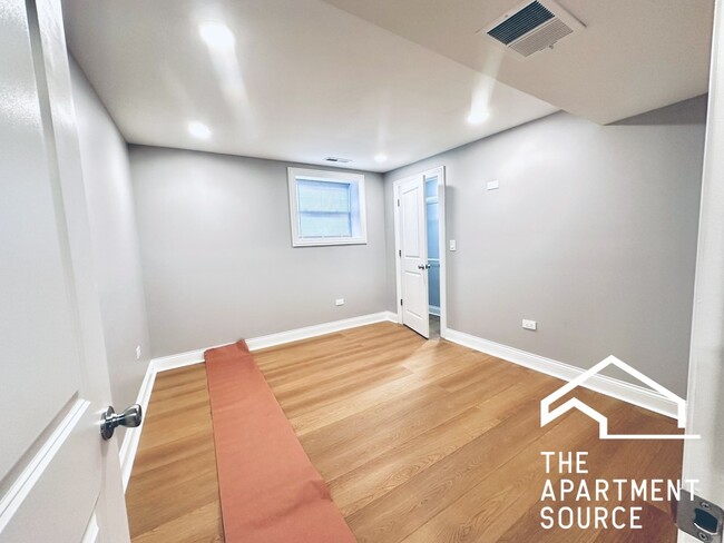 Building Photo - 901 W Agatite Ave