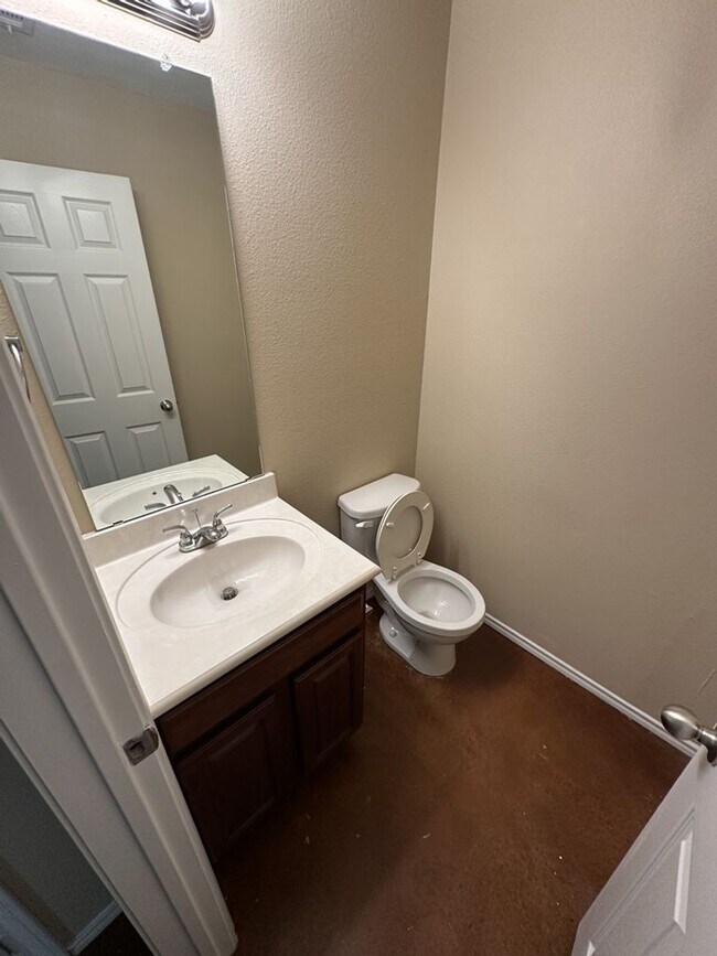 Foto del edificio - AVAILABLE NOW!