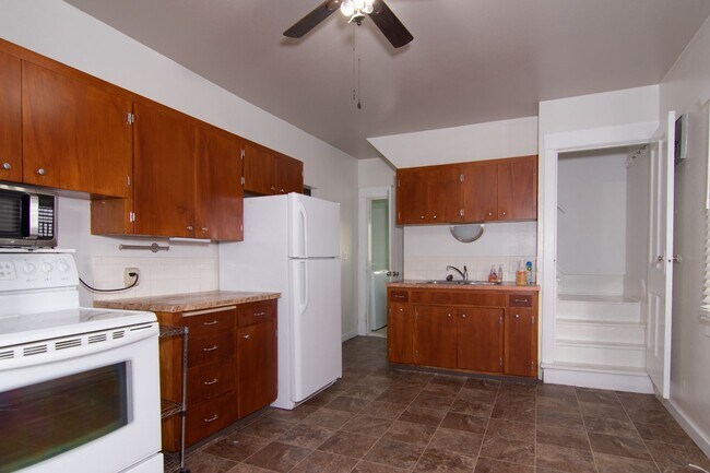 Building Photo - Cute older Craftsman home on locate on Spo...