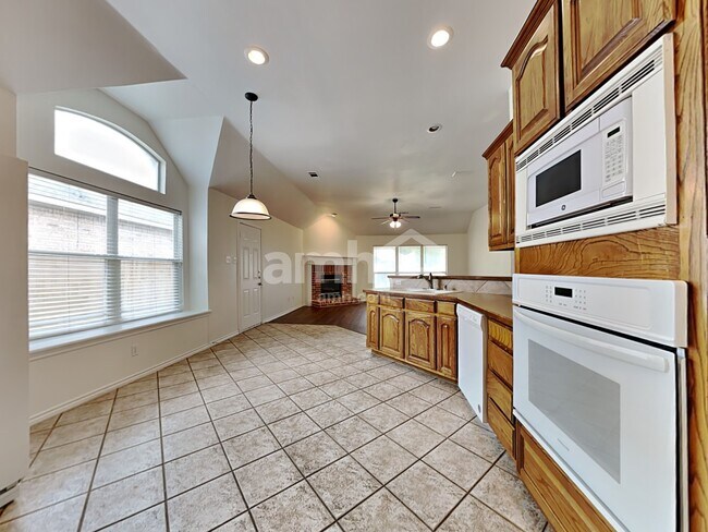 Foto del edificio - 6308 Fall River Dr
