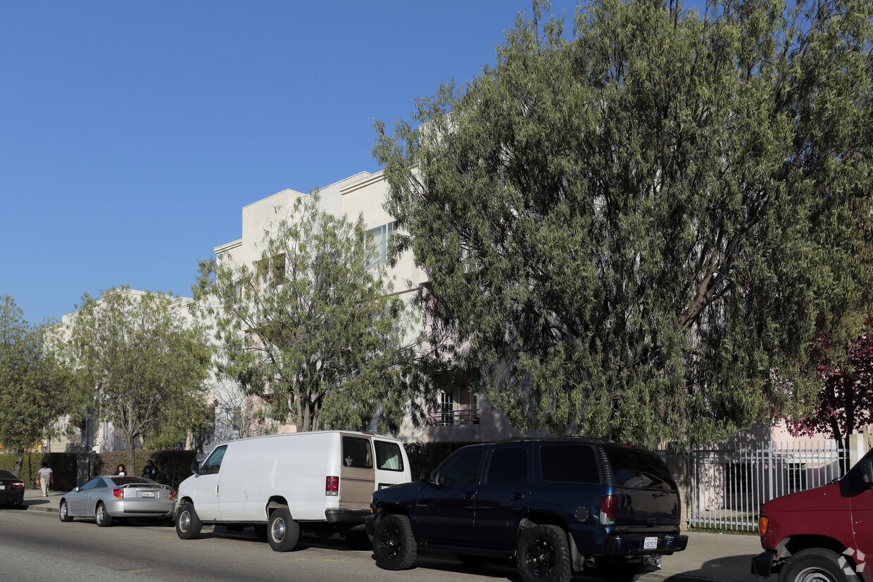 Building Photo - Figueroa Oaks