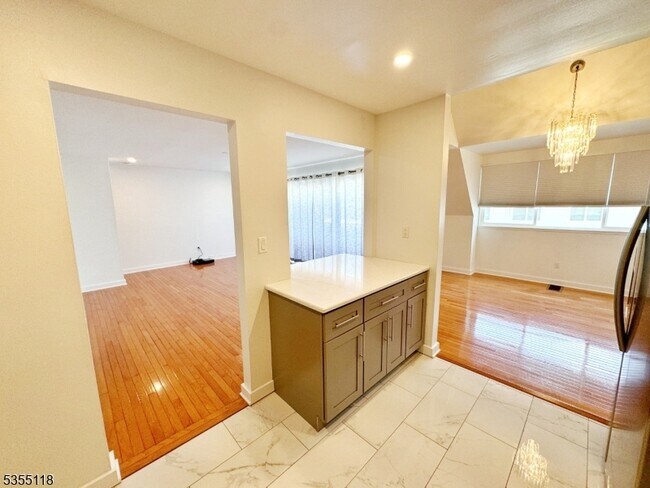 Foto del edificio - 466 Pompton Ave