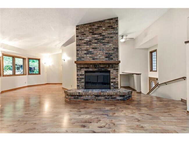 Building Photo - 5546 Village Dr