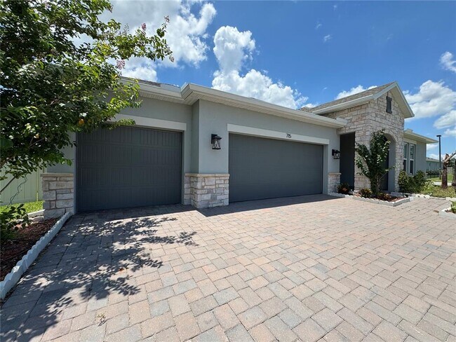 Foto del edificio - 715 Blue Citrus Ln