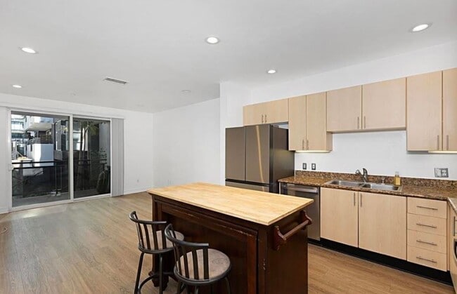 Building Photo - 525 Eleventh Ave