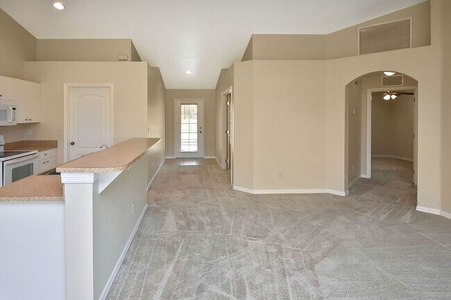 Foto del edificio - Single Family Home in North Cape Coral MOVE IN SPECIAL 50% OFF FIRST MONTH