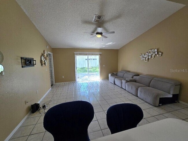 Foto del edificio - 3511 Majesty Loop