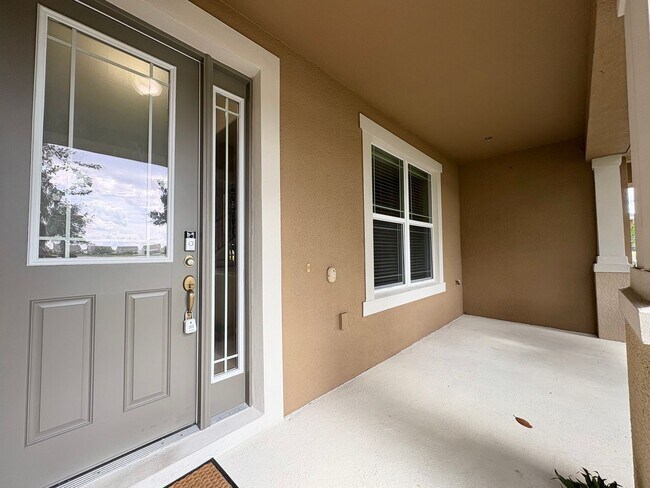 Foto del edificio - Gorgeous Lake View 3 BR 2.5 bath Luxury To...