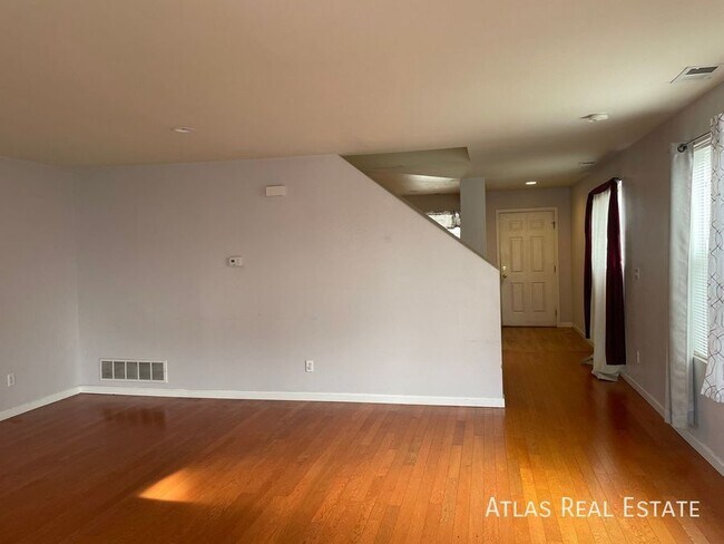 Foto del edificio - 843 Mockingbird St