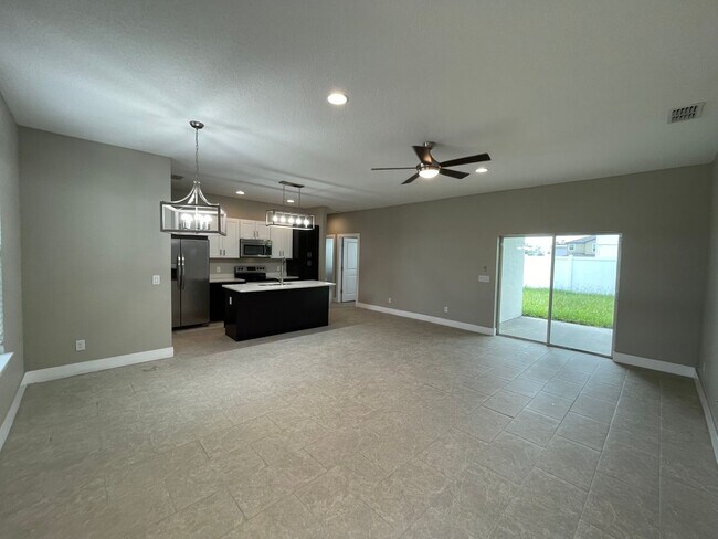 Foto del edificio - Beautiful, 4 Bedroom, 2 Bathroom Home in P...