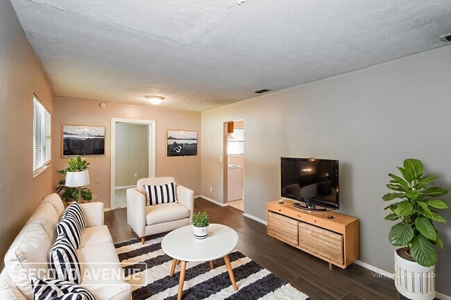 Foto del edificio - 2318 Looking Glass Ln