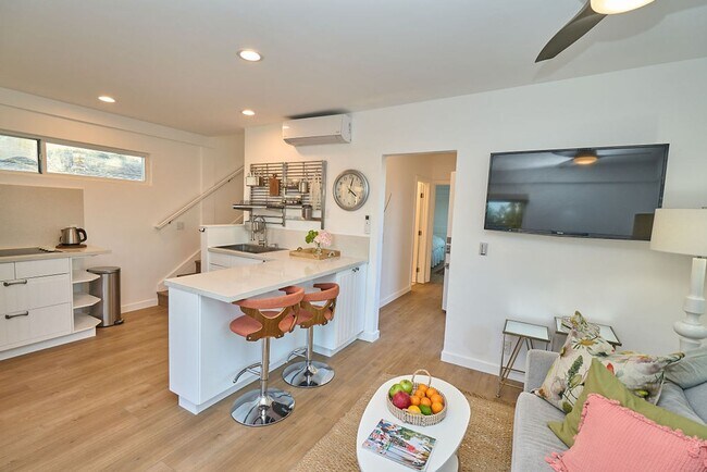 Foto del edificio - FURNISHED Modern One Bedroom! Coronado! In Unit W/D! AC! Assigned Parking!