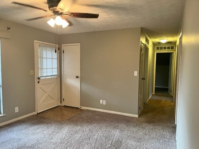 Building Photo - 3 bed 1 bath Single Family home