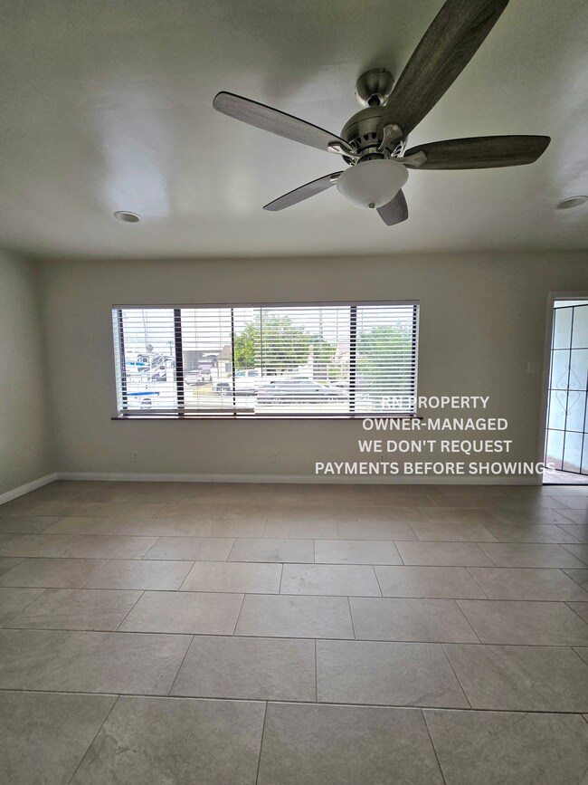 Ventana del salón - 14510 Placid Dr