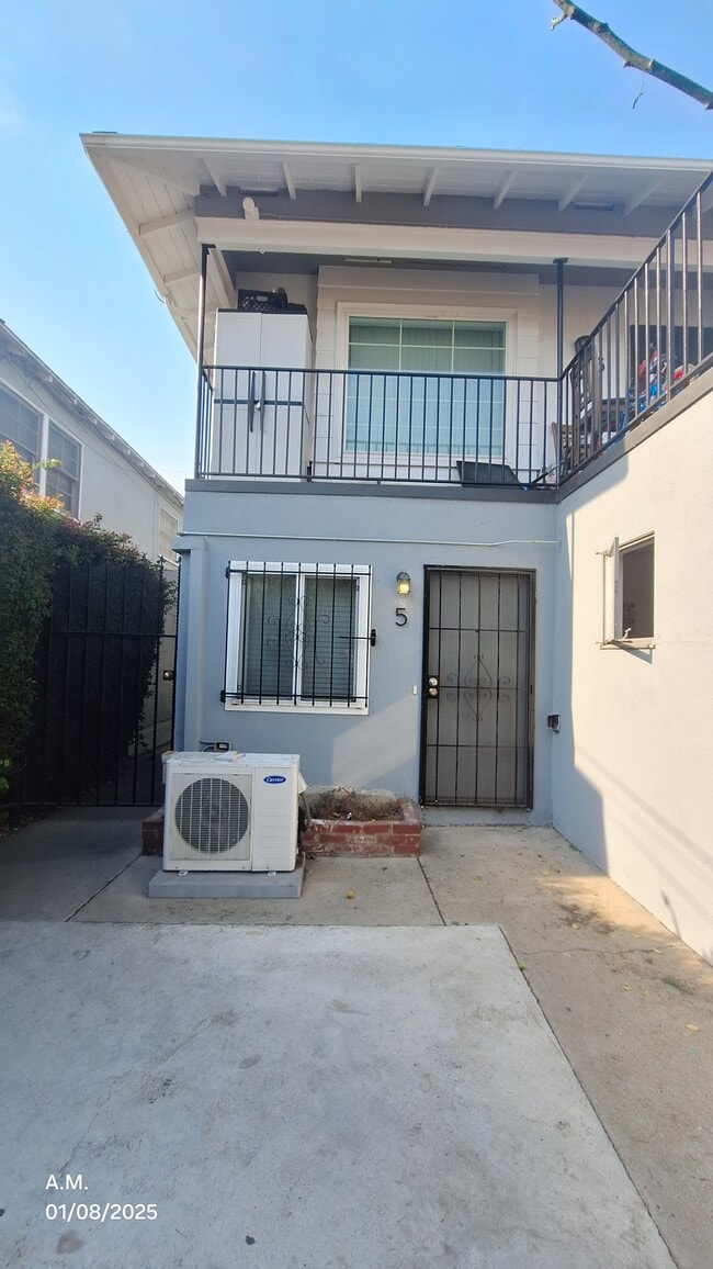Photo - 611 S Flower St Apartments