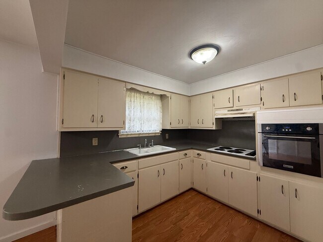 Building Photo - 902 S Prince Ln