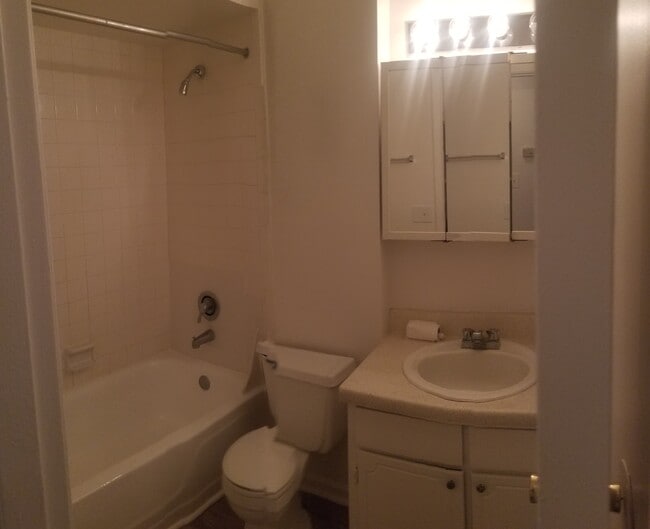 Cuarto de baño principal con tocador - University Apartments