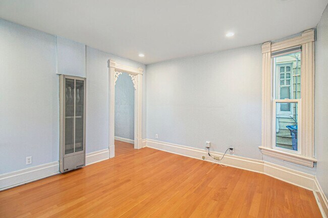 Building Photo - 2164 Alameda Ave - 2 bedroom | 1 bath | Lo...