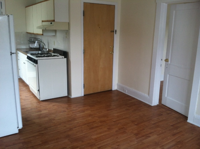 Building Photo - 495 Main St