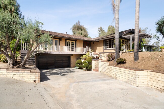 Casa principal - 1557 E Puente St