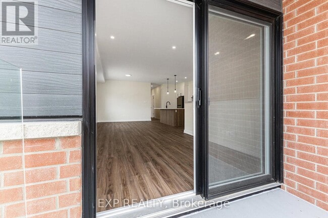 Building Photo - 897-897 Laurier St