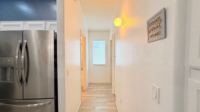 Foto del edificio - 2402 E 5th St
