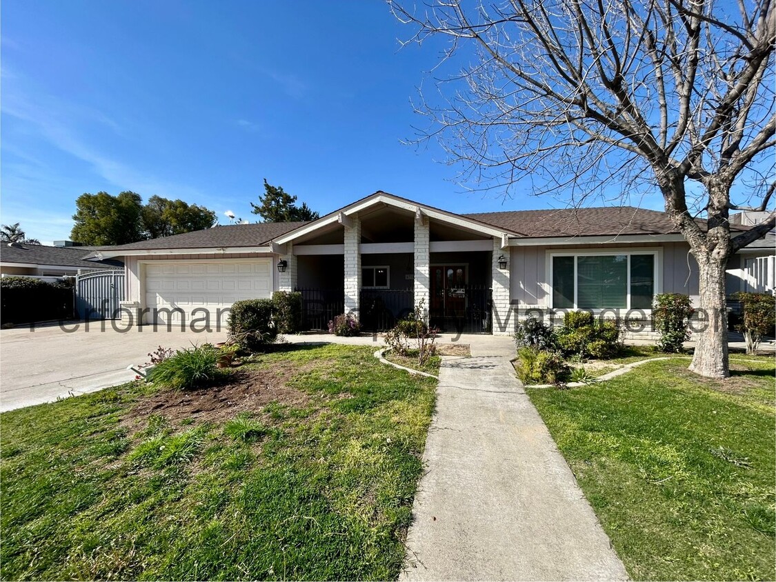 Foto principal - Cozy 3 Bed/2 Bath SW Bakersfield Home w/ P...