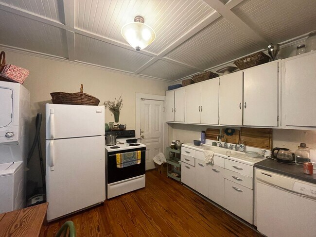 Foto del edificio - Charming 2BR Duplex in Boulevard – Walk to...