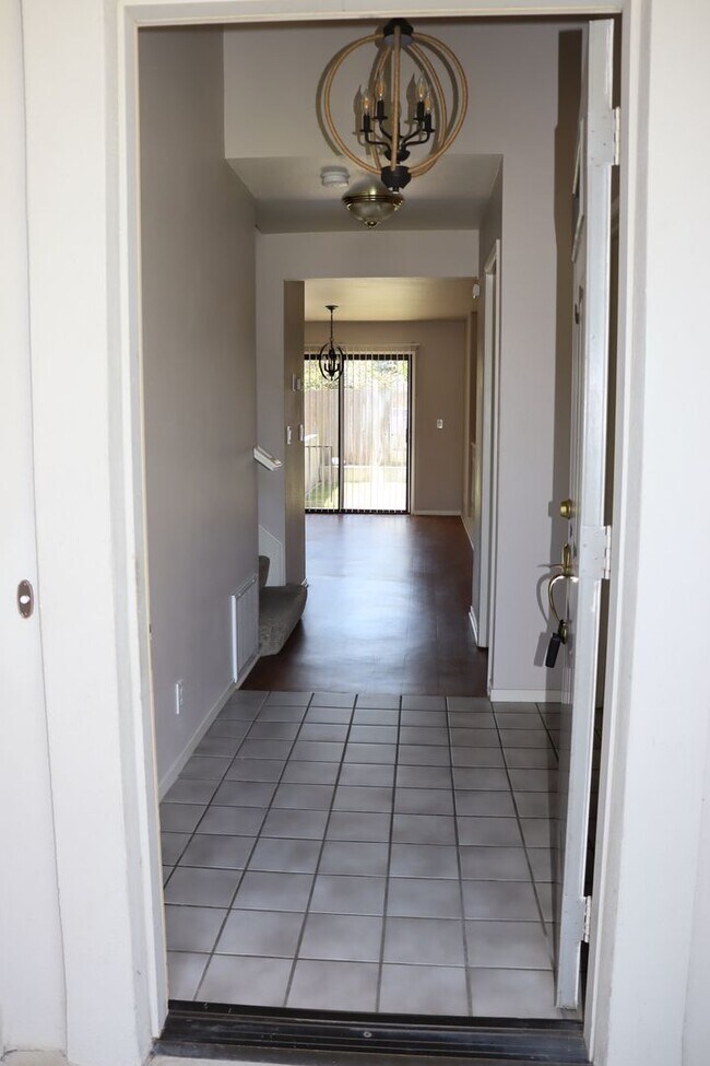 Building Photo - Great Three Bedroom Home - on Vincent Place