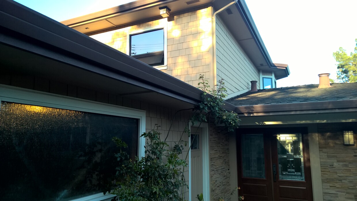 4 BRs & 2 large sunrooms on 3 levels - 231 S Balsamina Way