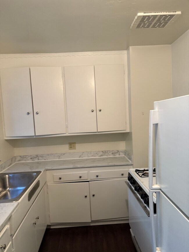 Foto del edificio - Updated Kitchen, Bathroom and Flooring in both! Great Location near Campus!
