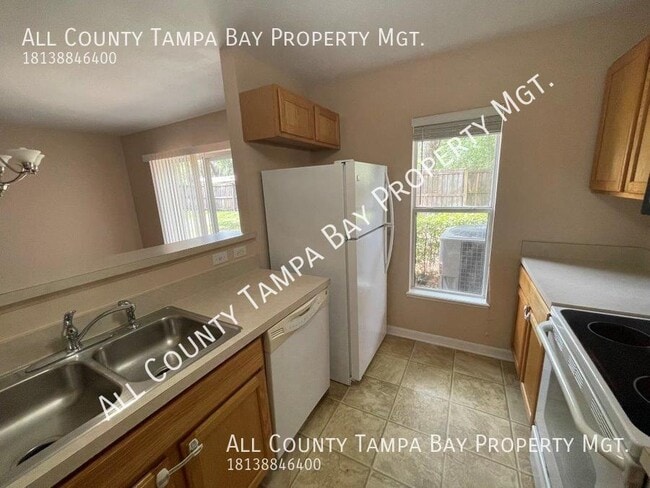 Building Photo - Fantastic 3/2.5 great location Townhouse!