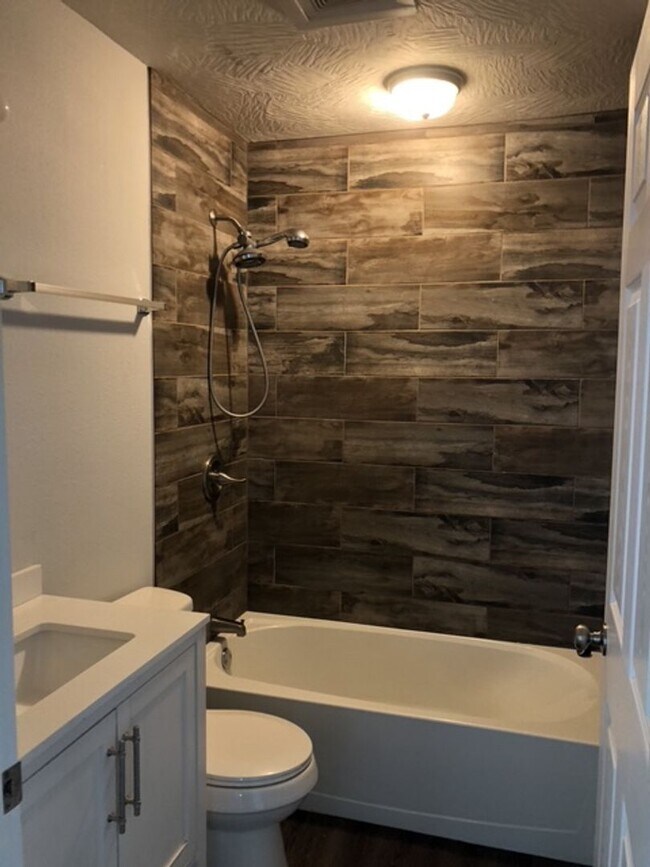 Foto del edificio - 4 Bed 1 Bath home for rent