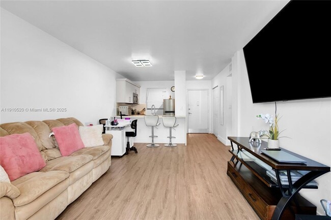 Foto del edificio - 6200 W Flagler St