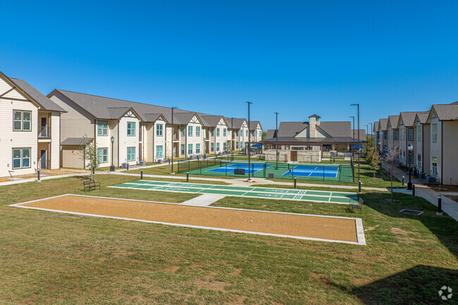 Canchas de pickle Ball, Shuffleboard y Bocce - Retreat at Krum - 55+ Active Adult Living