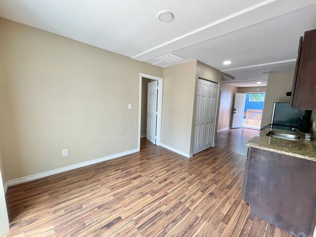 Foto del edificio - 1033 Rivas St