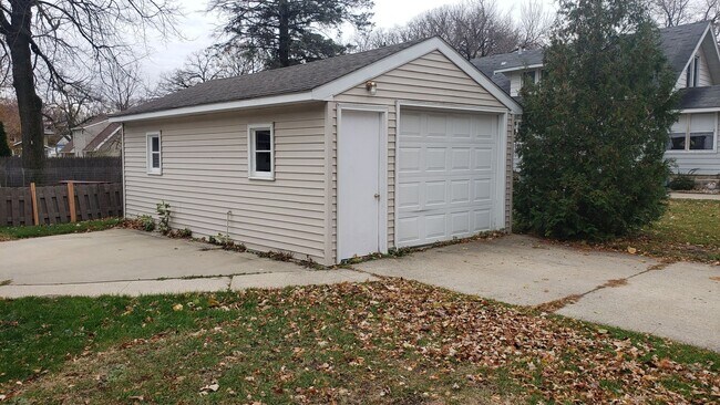 Building Photo - True main floor living in this cute home!
