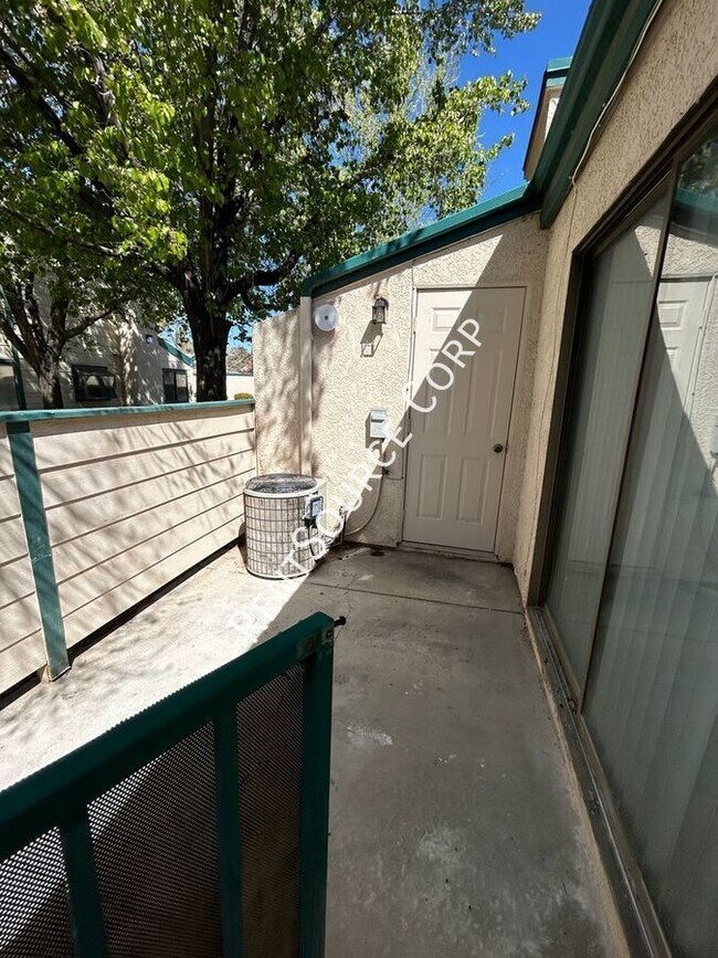 Building Photo - 2 bedroom 2 bathroom Townhome for rent in ...