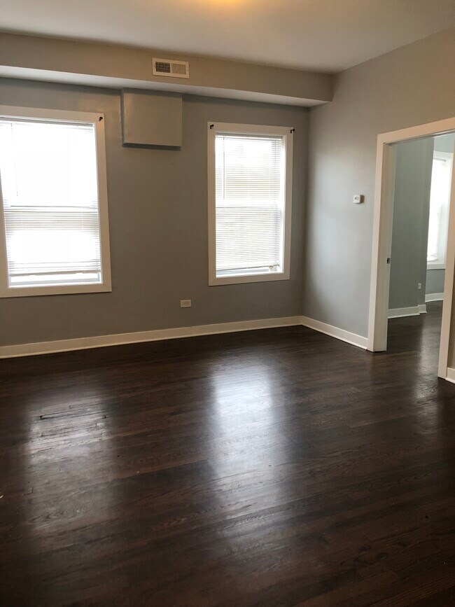Living Room - 214 N Homan Ave
