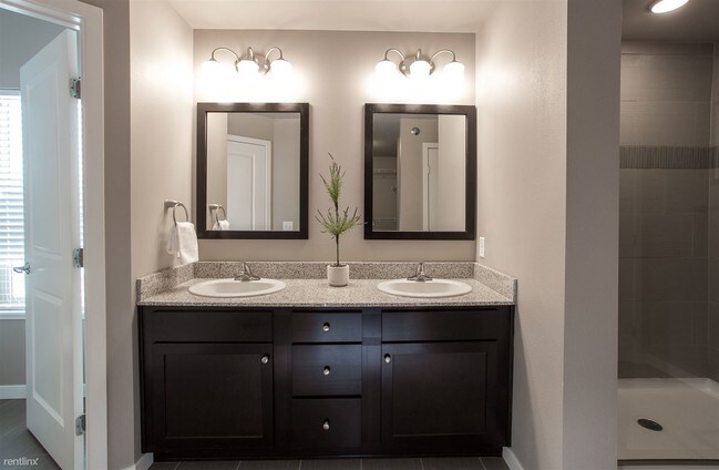 Building Photo - 3 br, 2 bath Townhome - Shadow Crest Townh...