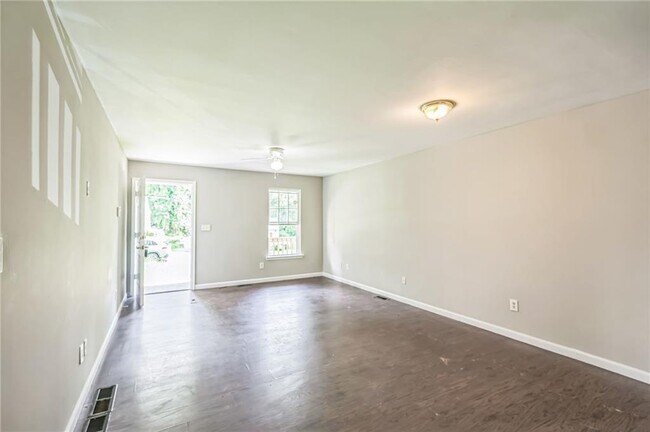 Foto del edificio - 2045 Baker Rd NW