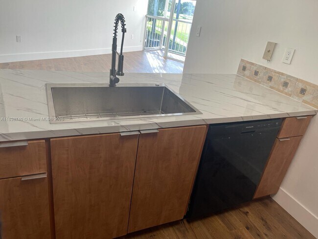 Foto del edificio - 6995 NW 186th St