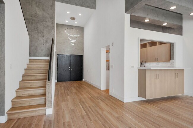 Foto del edificio - 1520 S Beverly Glen Blvd