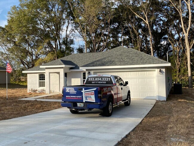 Foto del edificio - NOT AVAILABLE FOR SHOWING OR MOVE IN UNTIL 09/15/2026!!! Custom Home - Desirable SE Ocala neighbo...