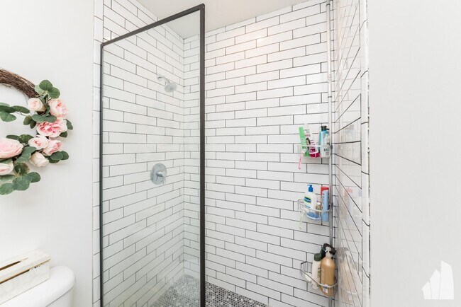 Building Photo - 835 N Wolcott Ave