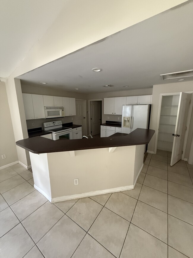 Building Photo - 689 Foxchase Dr