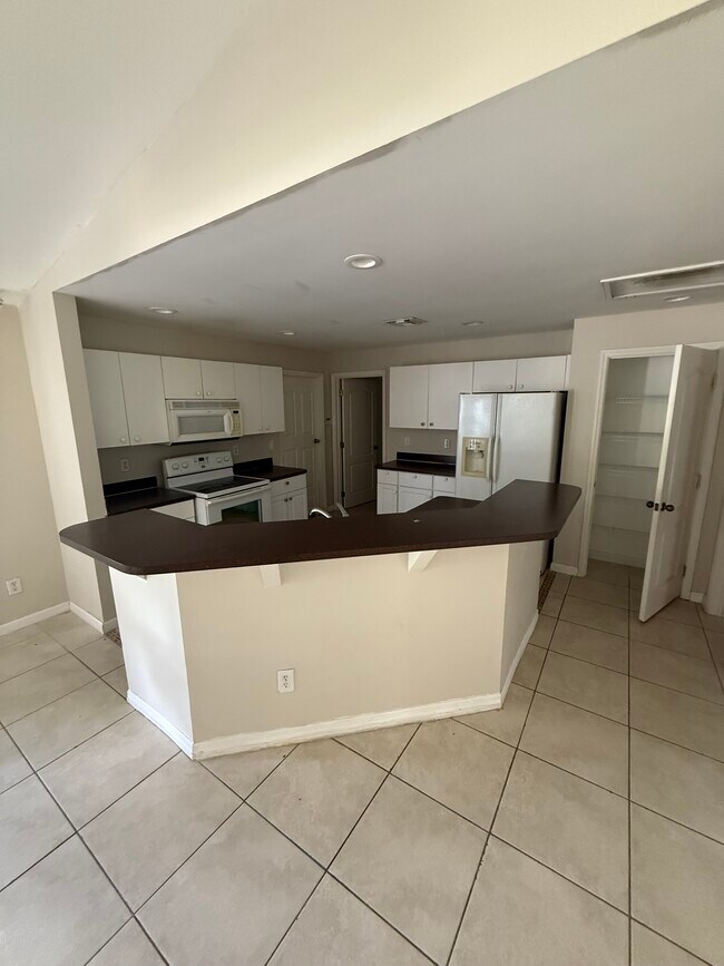 Foto del edificio - 689 Foxchase Dr