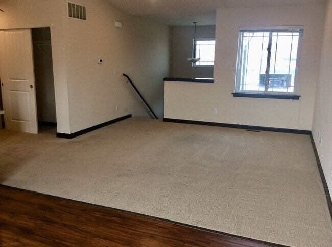 Foto del edificio - Beautiful, spacious townhouse for rent